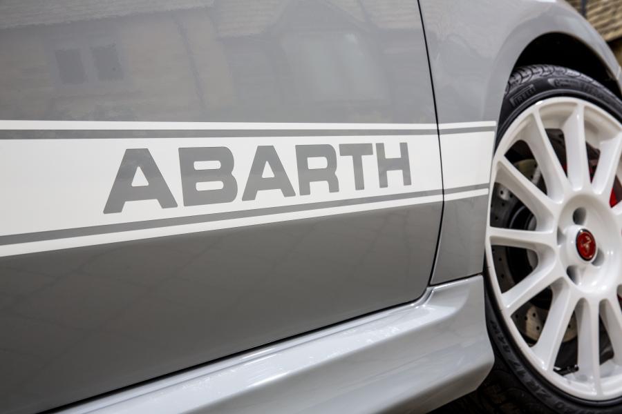 Детали экстерьера Abarth 595 esseesse 2019 года  (UK) (фото 11 из 15)